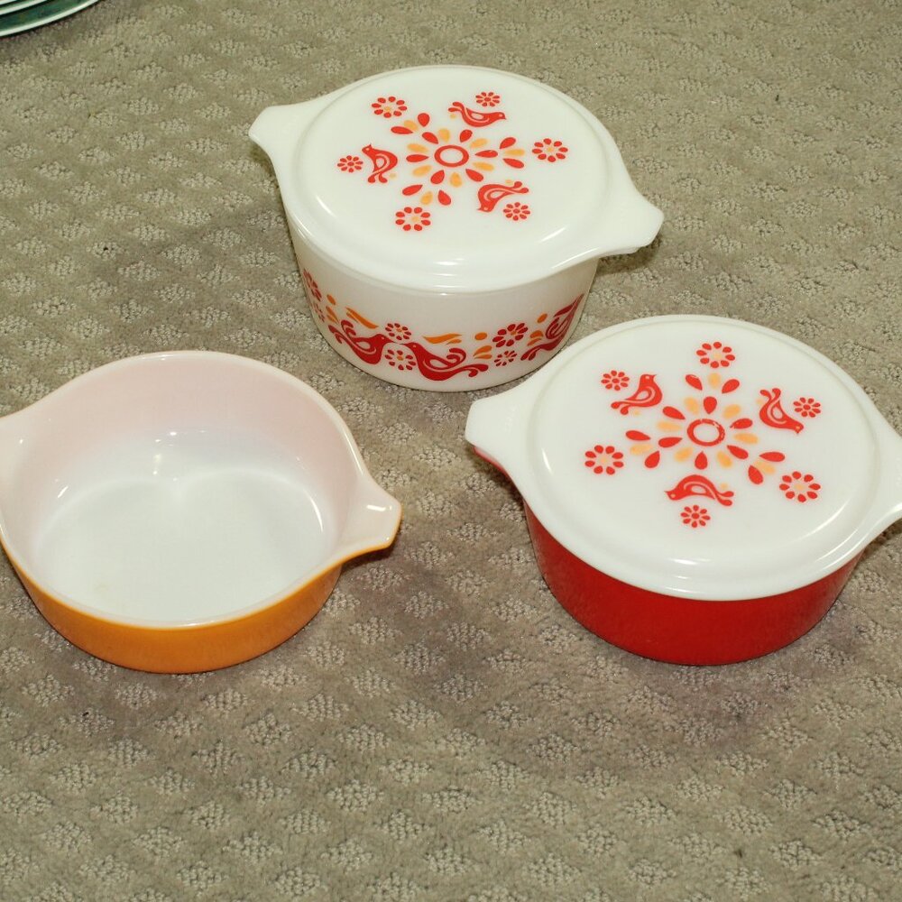 Pyrex Vintage Friendship 471 / 472 / 473 Casserole w 2 White Patterned Lids
